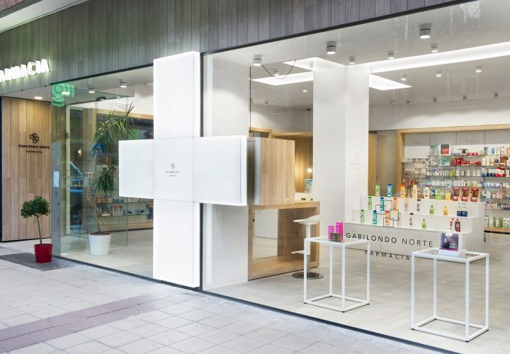 Escaparate de la farmacia gabilondo