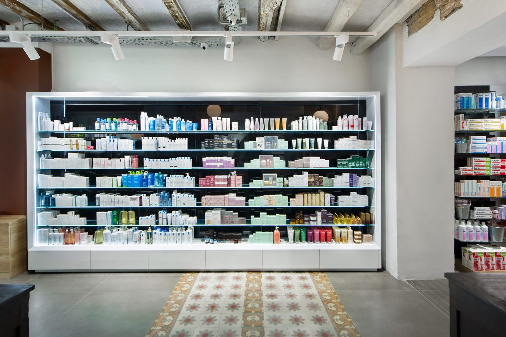 Colocar productos estanterías farmacia