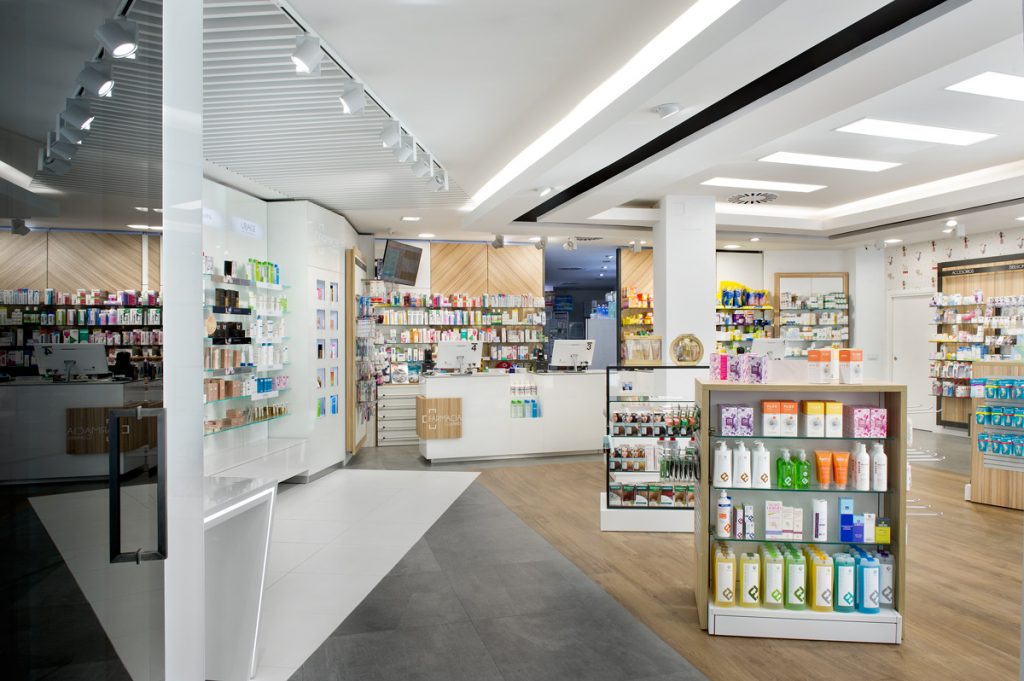 Expositores de farmácia perto dos balcões