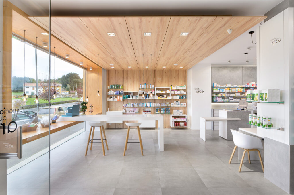 Interior Farmacia Puente Arce