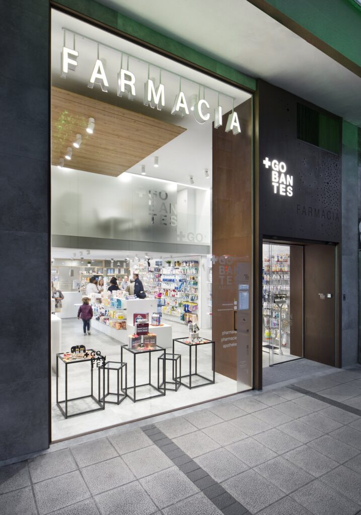Montra da Farmácia Gobantes.