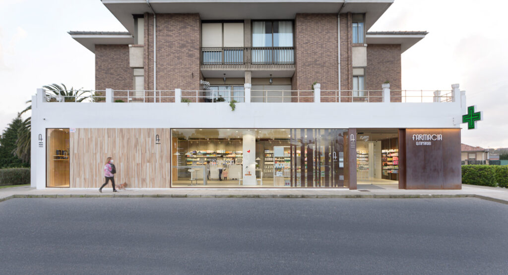 Farmácia Amparán e a sua montra para o Dia dos Namorados.