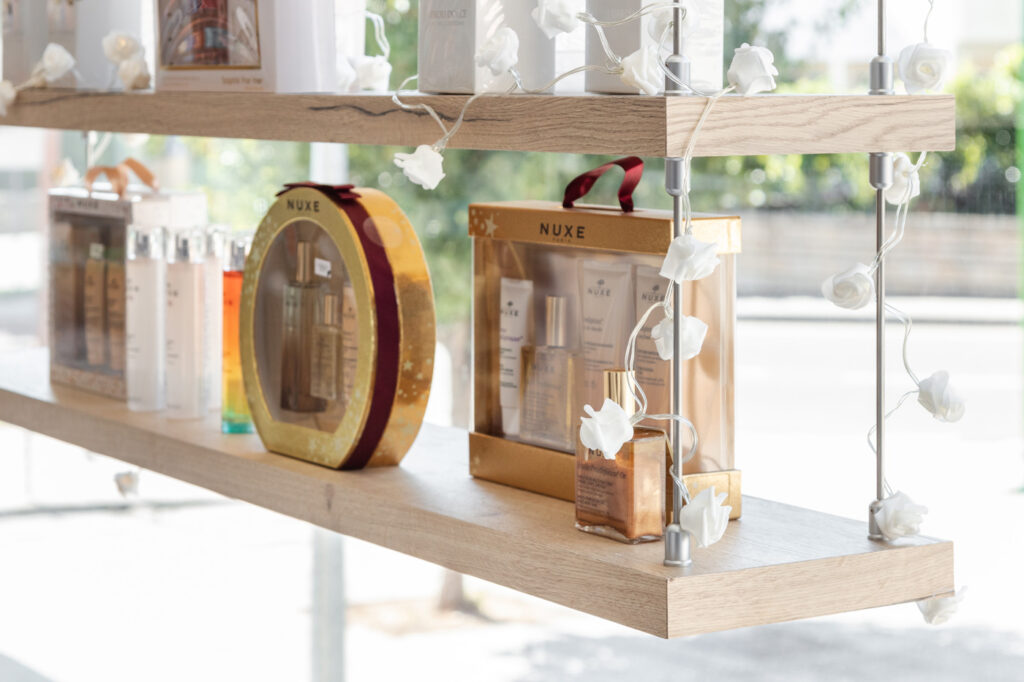 Farmácia Melgaço e a sua montra do Dia dos Namorados na Farmácia.