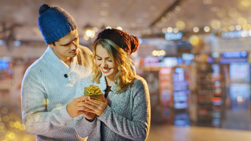Escaparate de San Valentín en farmacias.