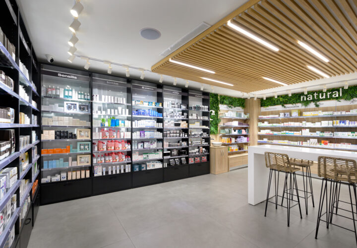 Farmacia Cruz y sus colores.