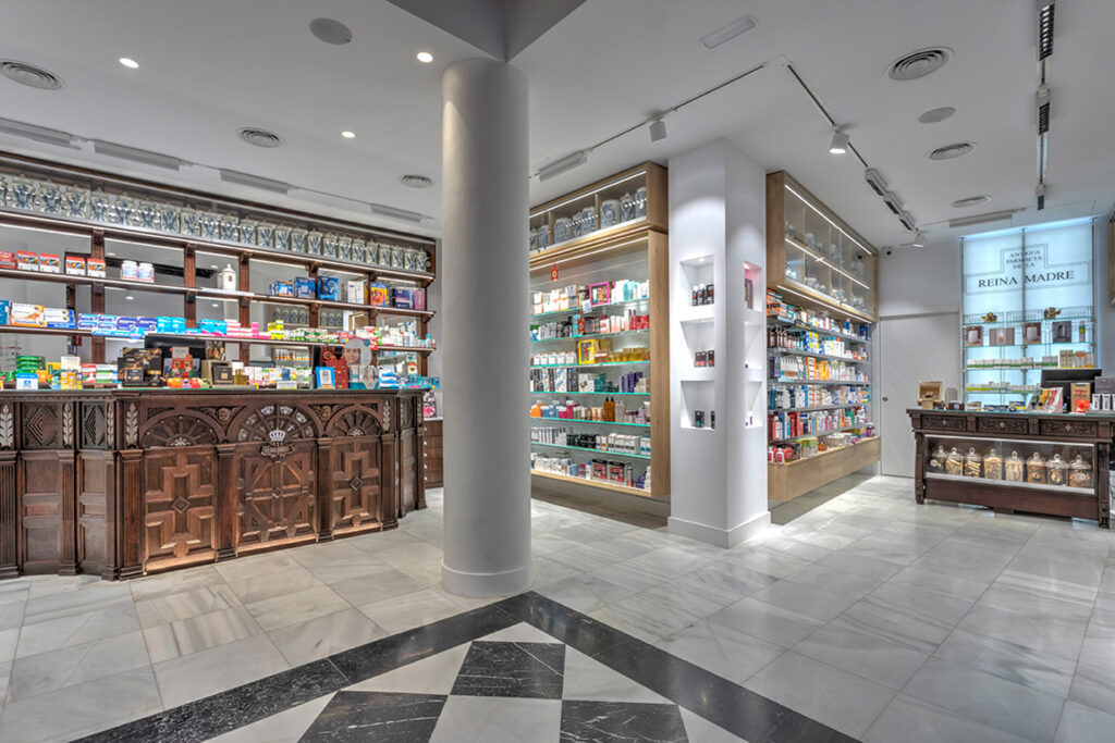 Farmacia Reina Madre modernizada.