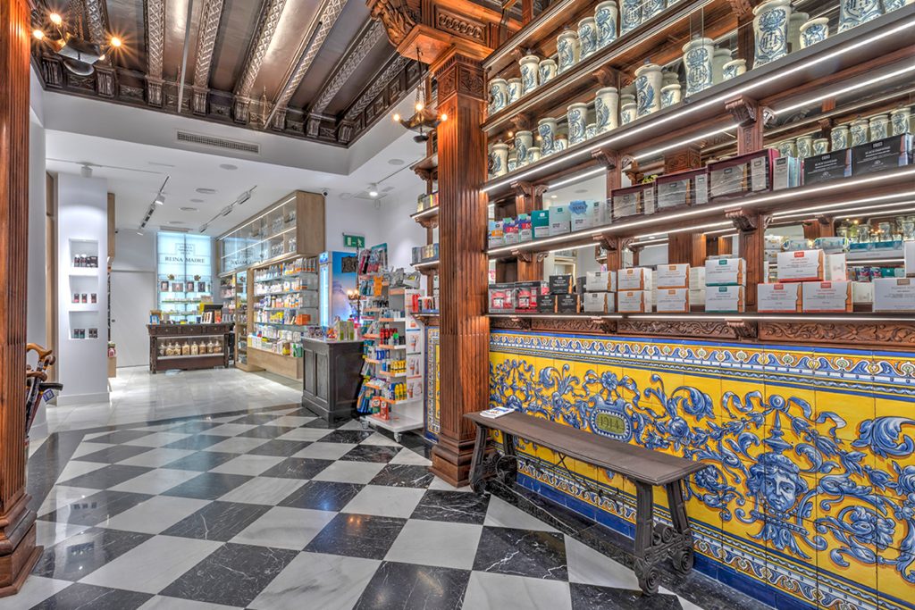 Farmacia con estilo tradicional Reina Madre.