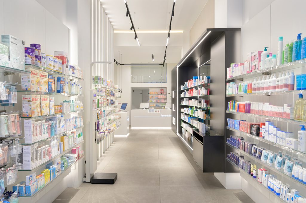 Farmacia moderna y minimalista Ferrer Lázaro.