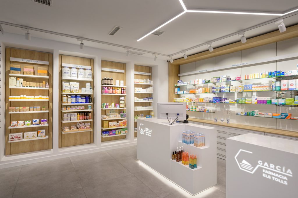 Pharmacie Els Tolls et son mobilier sur mesure.