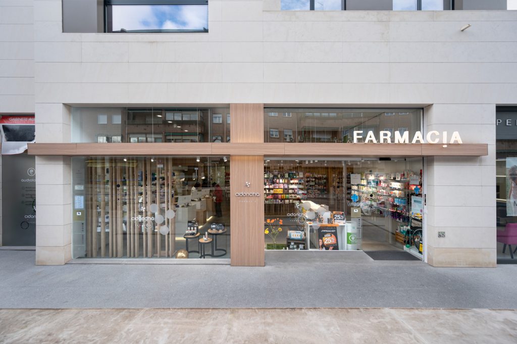 Escaparate de Farmacia Cidoncha.