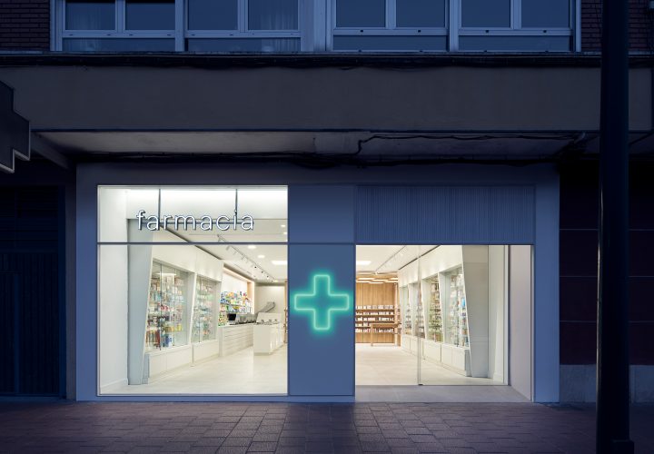 Farmacia Melgar Tobalina y su escaparate de otoño.