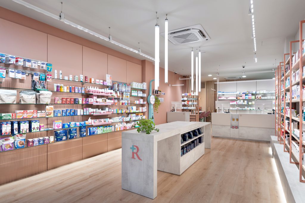 Farmacia con productos de marca propia.
