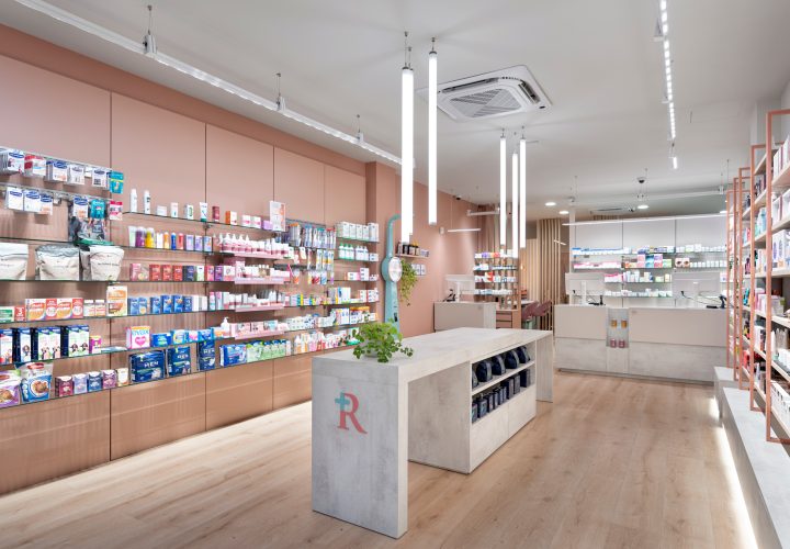 Farmacia con productos de marca propia.