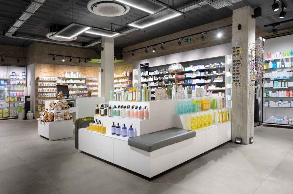 Farmacia Sotorebolo y sus rincones de espera.