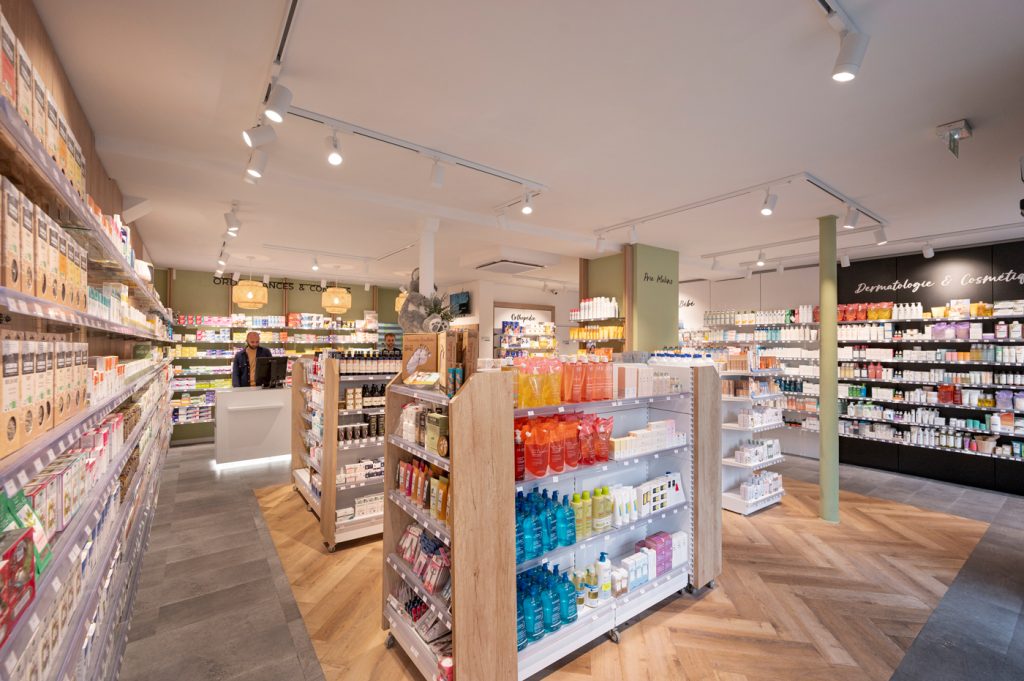 Area dermocosmetica in farmacia. Progettato da Inside Pharmacy.