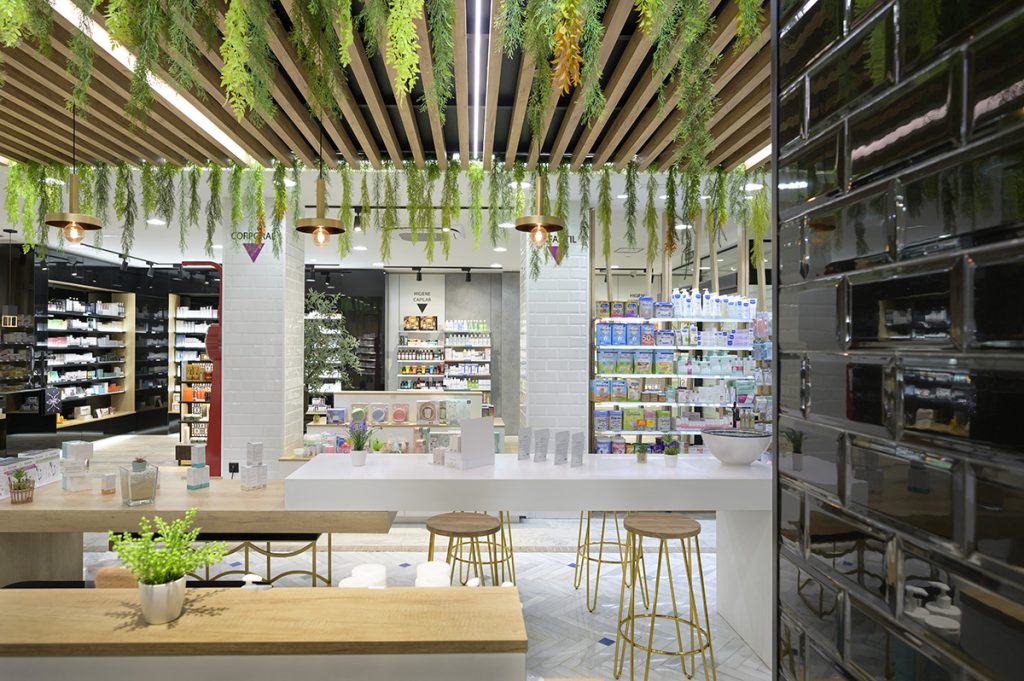 Design moderno e sostenibile per una farmacia attenta all'ambiente.