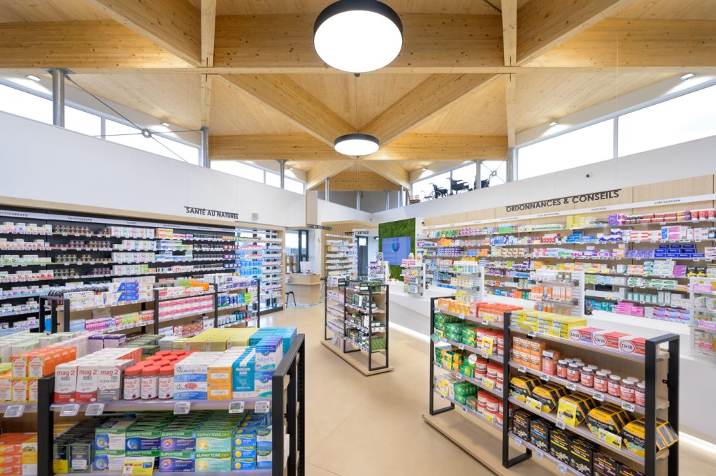 Farmacia de techos altos de la Tour en Francia, reformada por Inside Pharmacy.