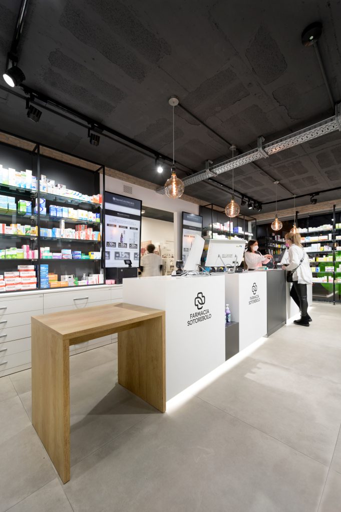 Farmacia de techos altos Sotorebolo, reformada por Inside Pharmacy.