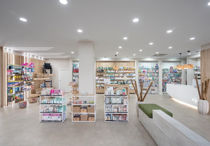 Farmacia modular Recio, diseñada por Inside Pharmacy.