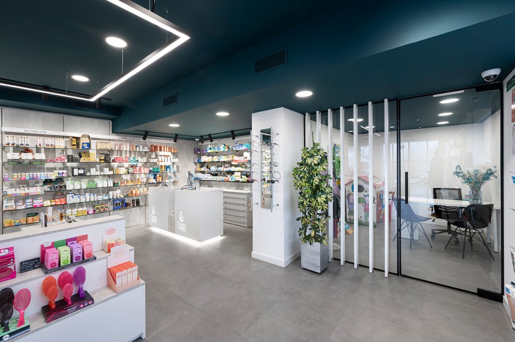 Area diagnostica moderna in farmacia con apparecchiature per autoanalisi. Farmacia progettata e ristrutturata da Inside Pharmacy.