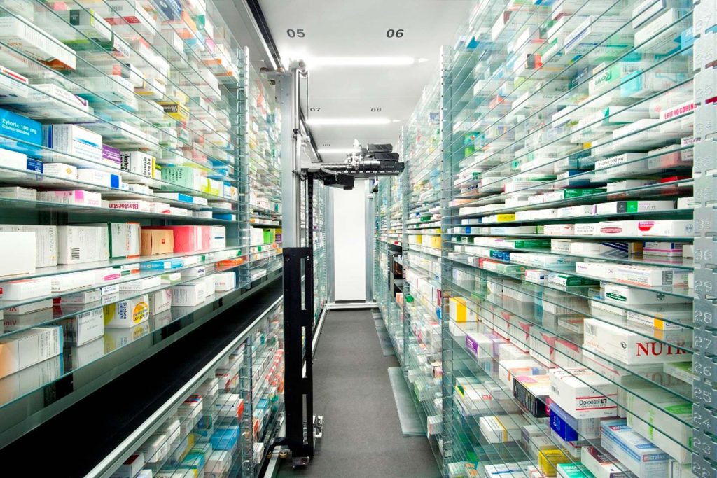 Robot da farmacia in ambiente moderno e tecnologico.