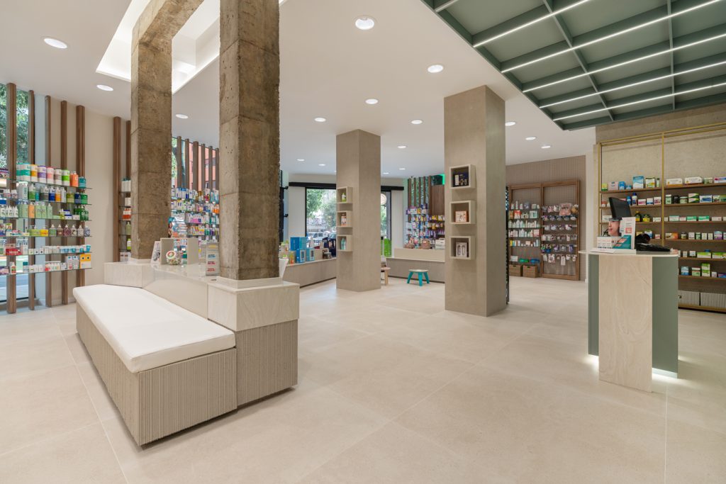 Farmacia Lourdes Segarra progettata da Inside Pharmacy
