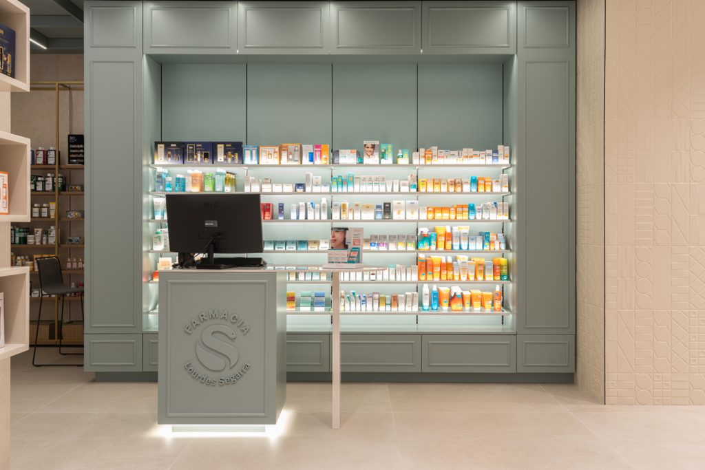 Farmacia Lourdes Segarra progettata da Inside Pharmacy