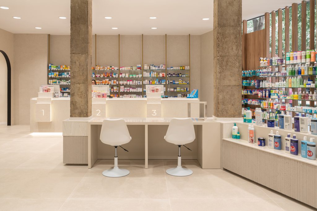 Farmacia Lourdes Segarra progettata da Inside Pharmacy