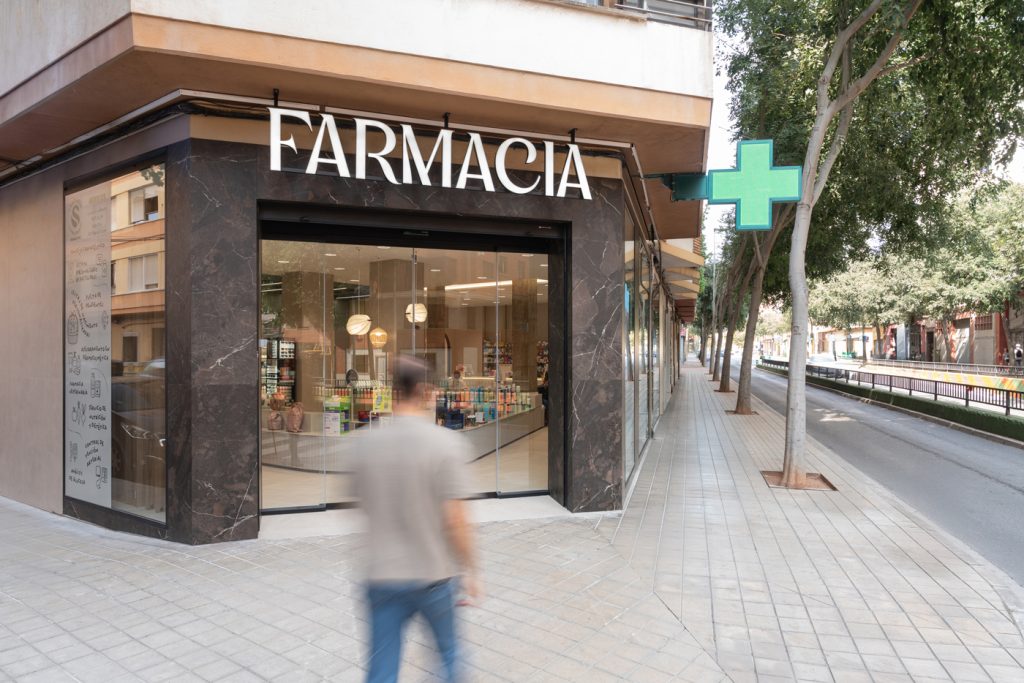 Farmacia Lourdes Segarra progettata da Inside Pharmacy