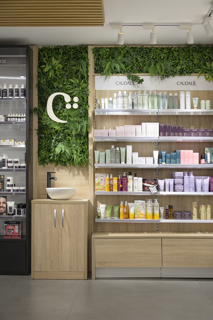 Design inclusivo farmacia. Progetto di Inside Pharmacy.