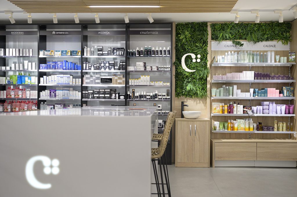 Design inclusivo farmacia. Progetto di Inside Pharmacy.