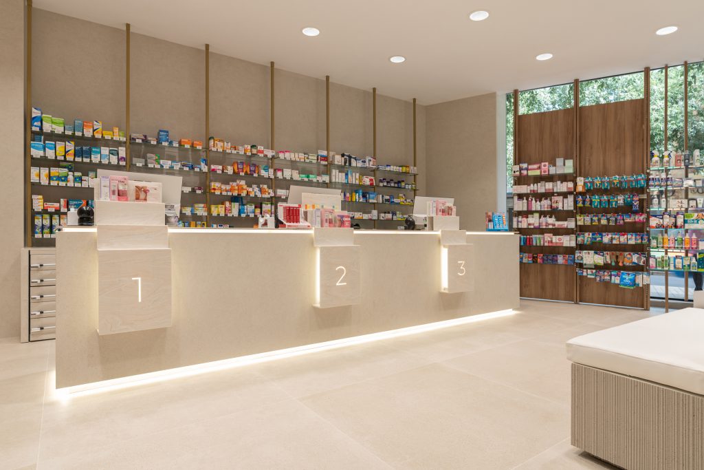 Farmacia Lourdes Segarra, diseñada y reformada por Inside Pharmacy.