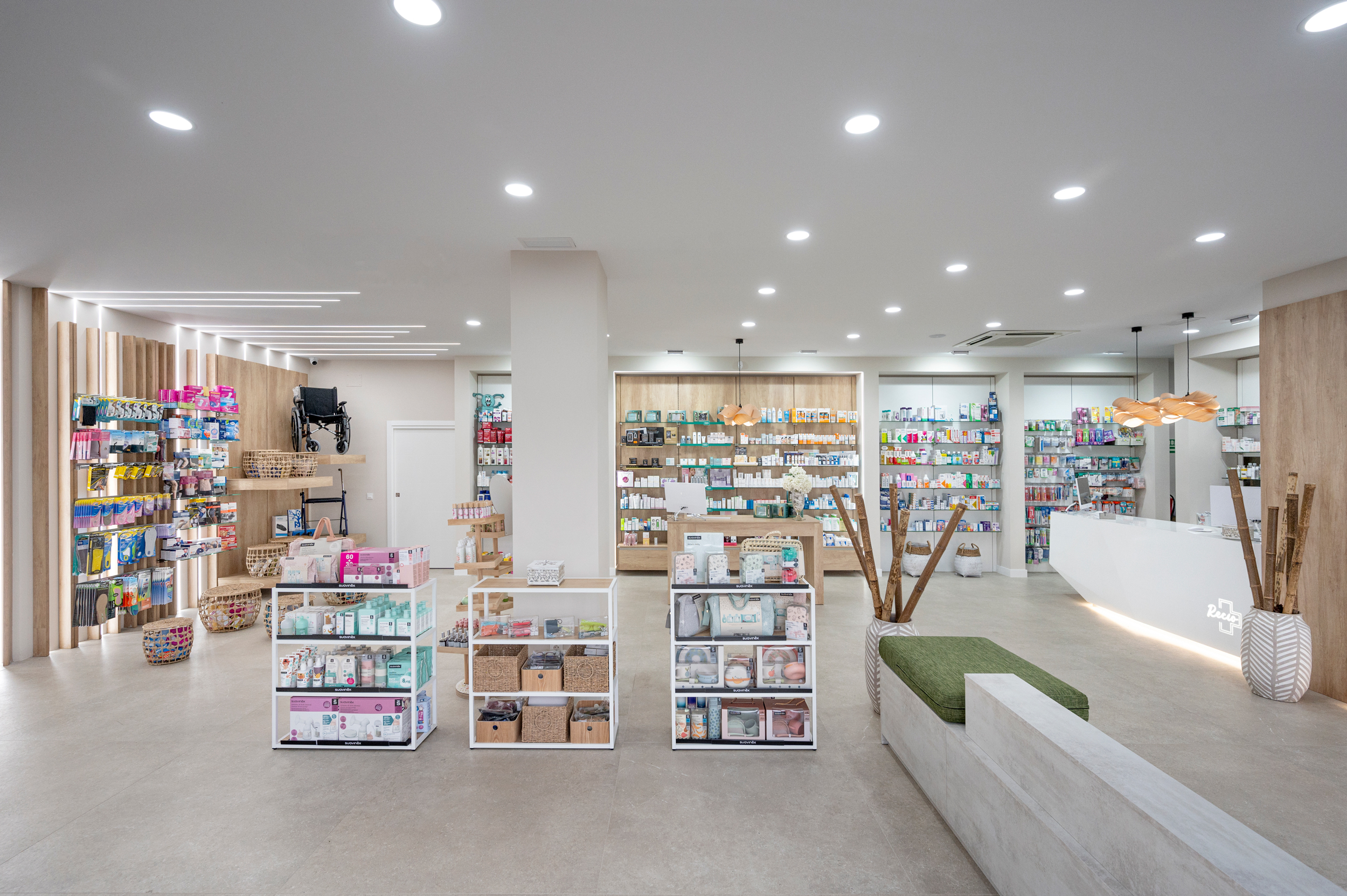 Farmacia modular Recio, diseñada por Inside Pharmacy.