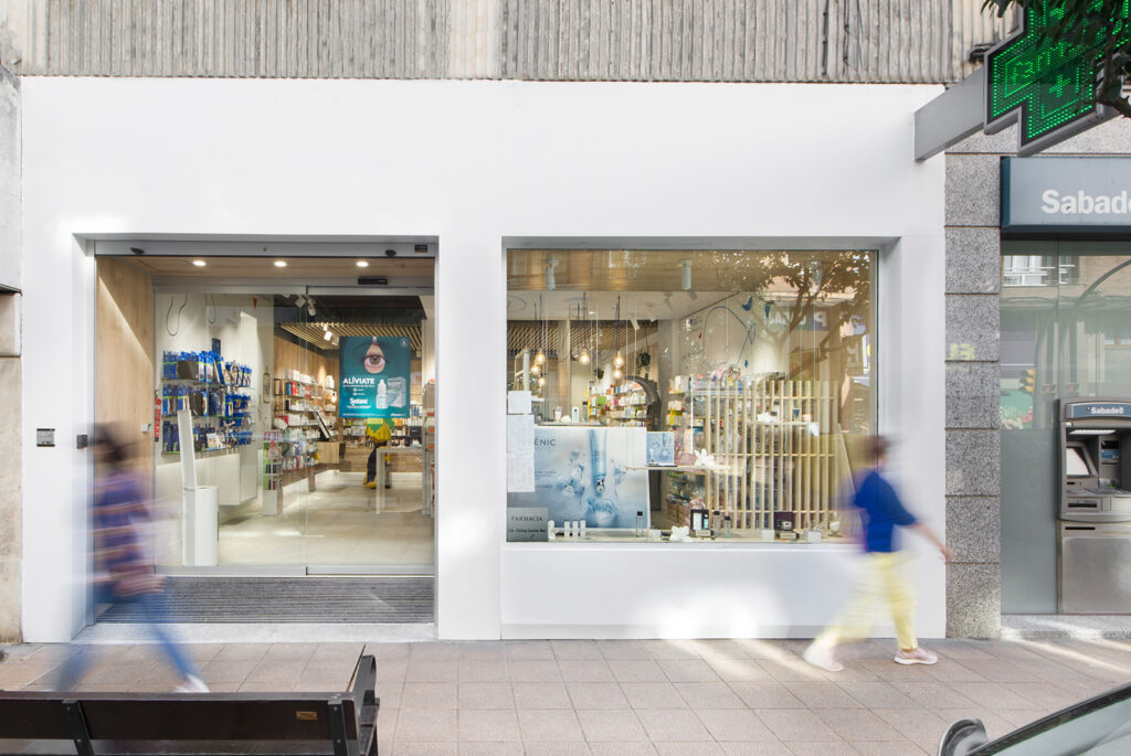 escaparates de farmacia para primavera