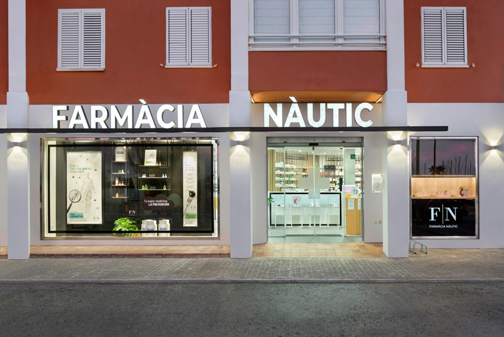 Fachada de la farmacia moderna Nàutic.