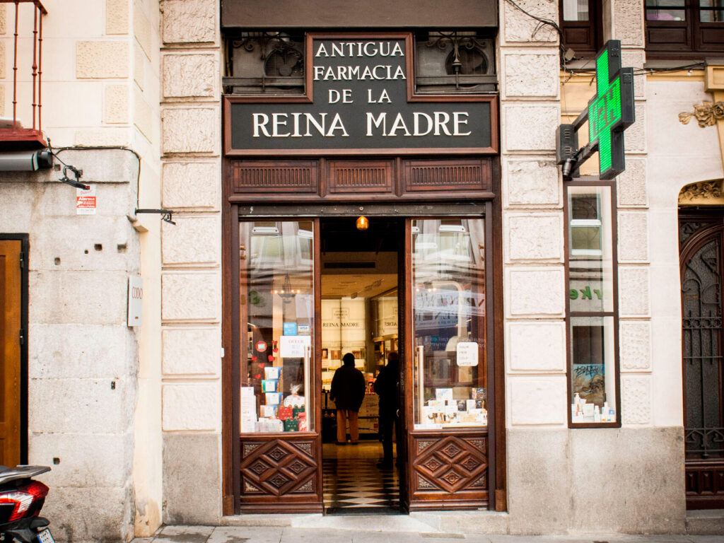 Fachada de la Farmacia Reina Madre modernizada.