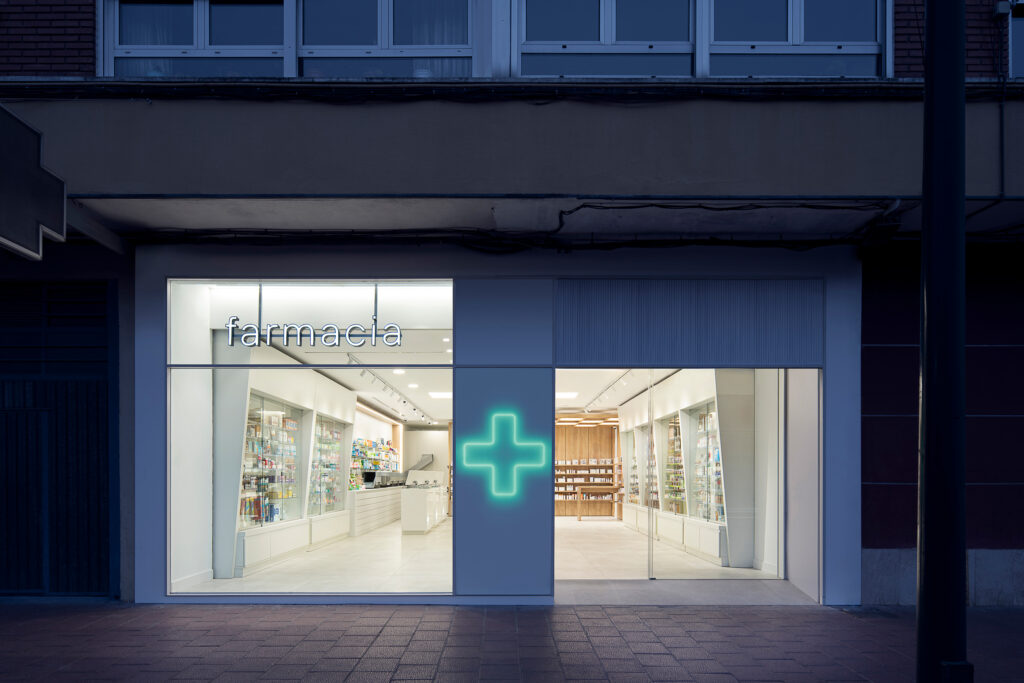 Farmacia Melgar Tobalina y su escaparate de otoño.