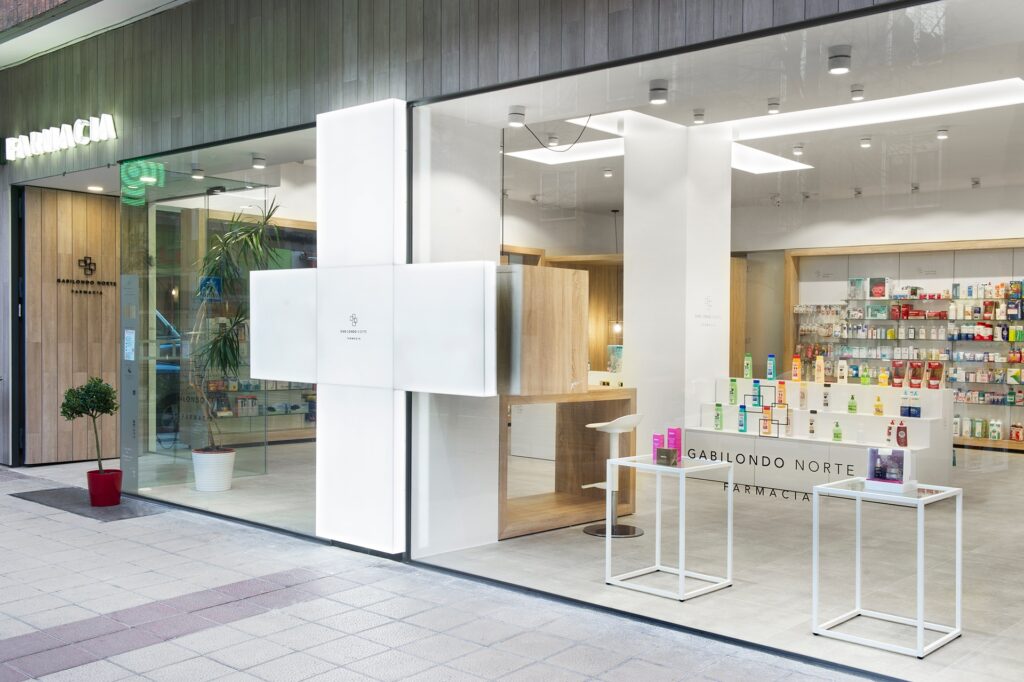 Escaparate de la farmacia gabilondo