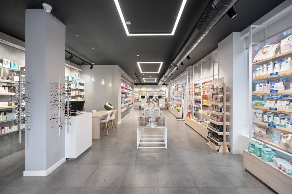 Iluminación natural en Farmacia Las Palmas.