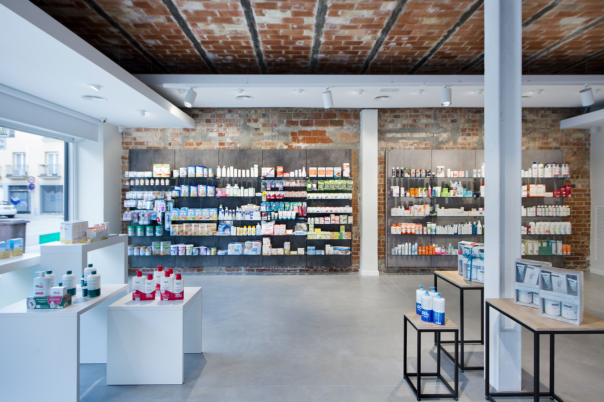 Lineales en farmacia.