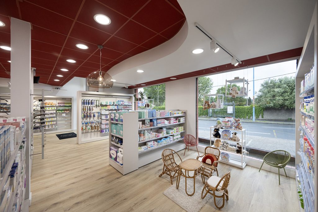 Area pediatrica in farmacia. Farmacia progettata e ristrutturata da Inside Pharmacy.