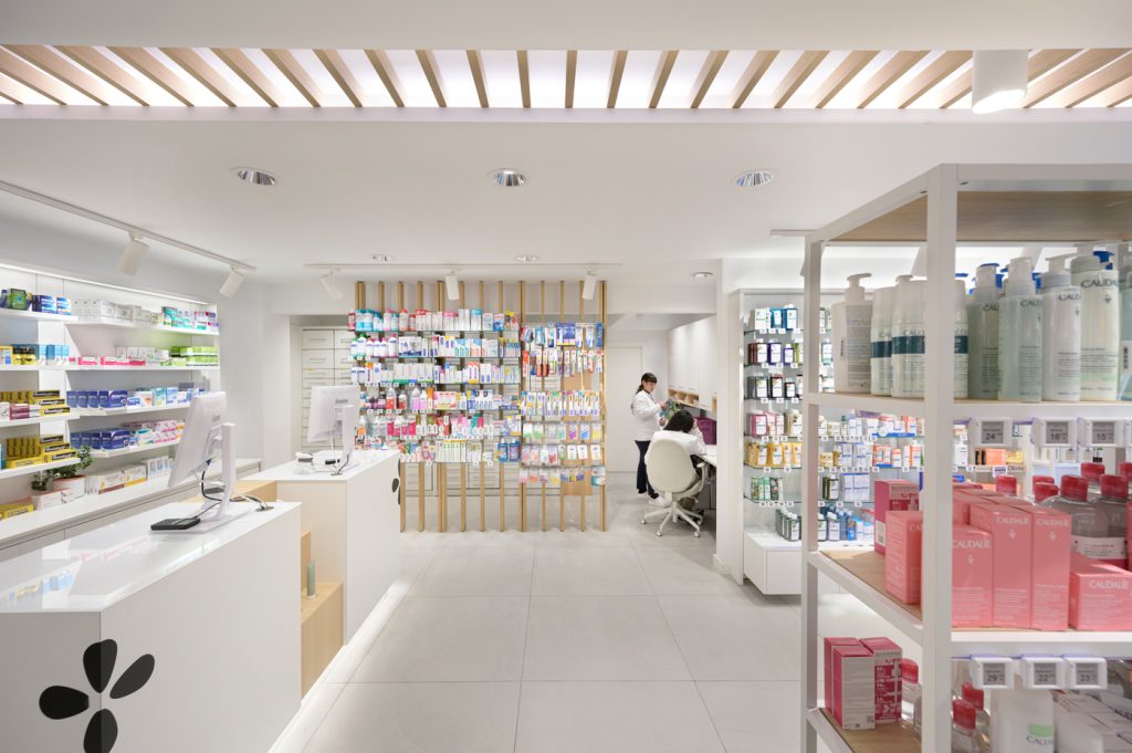 Colori in farmacia. Farmacia progettata e ristrutturata da Inside Pharmacy.