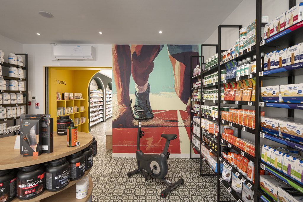 Expositores de uma farmácia