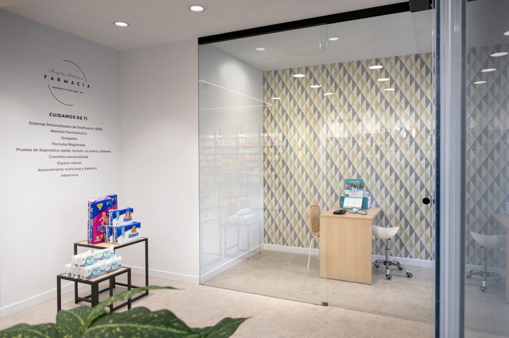 Corner veterinario in farmacia moderna. Inside Pharmacy.