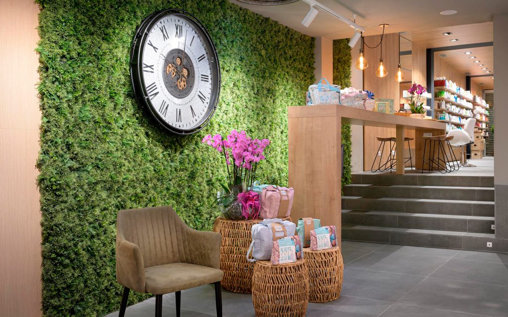 Zona relax e consultazione in farmacia moderna. Inside Pharmacy.