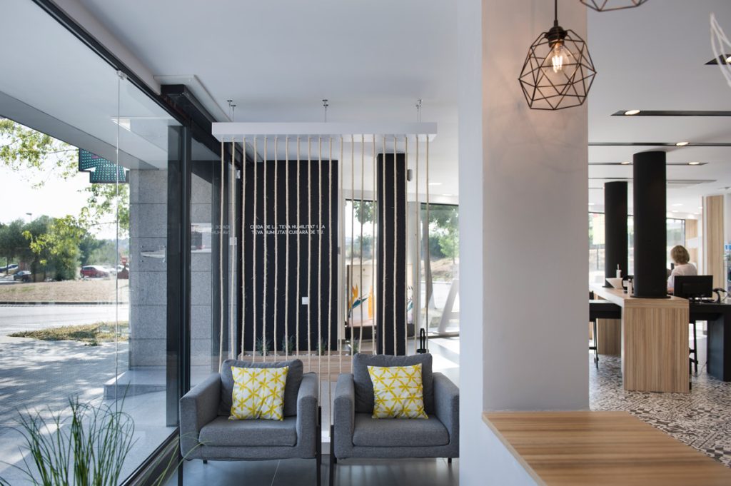 Zona relax e consultazione in farmacia moderna. Inside Pharmacy.