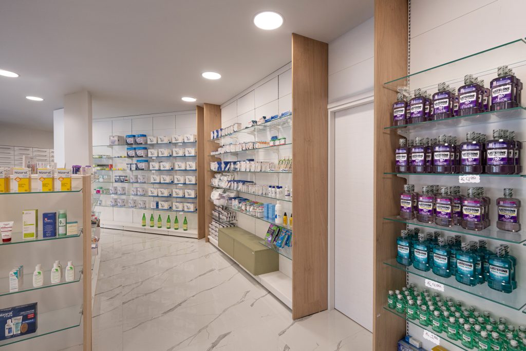Design farmacia rurale e urbana a confronto.