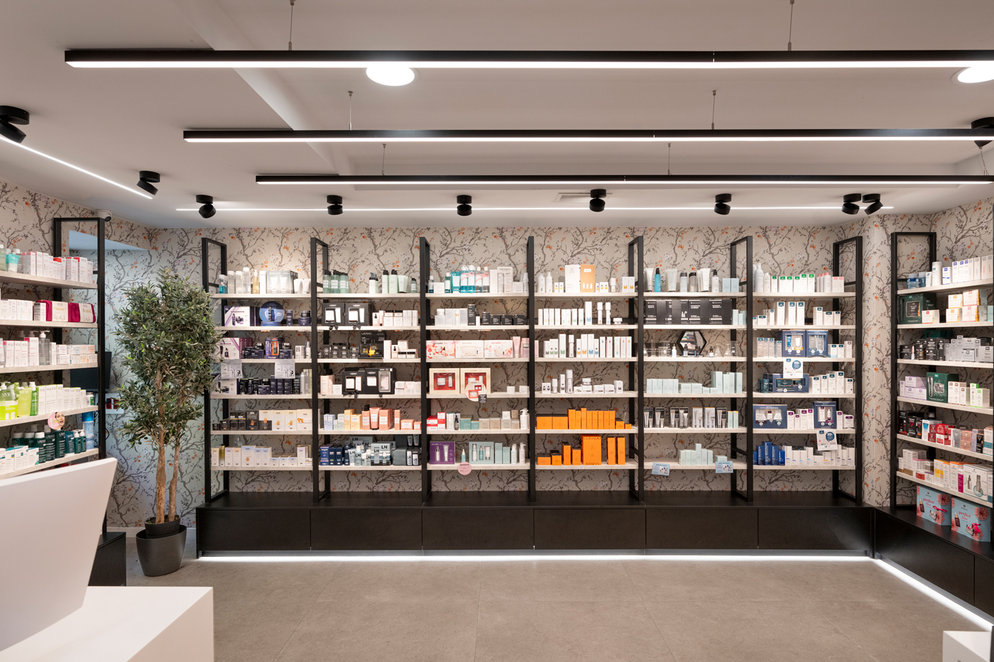 Diseño de categoría en Farmacia El Paseo 24h, reformada por Inside Pharmacy.