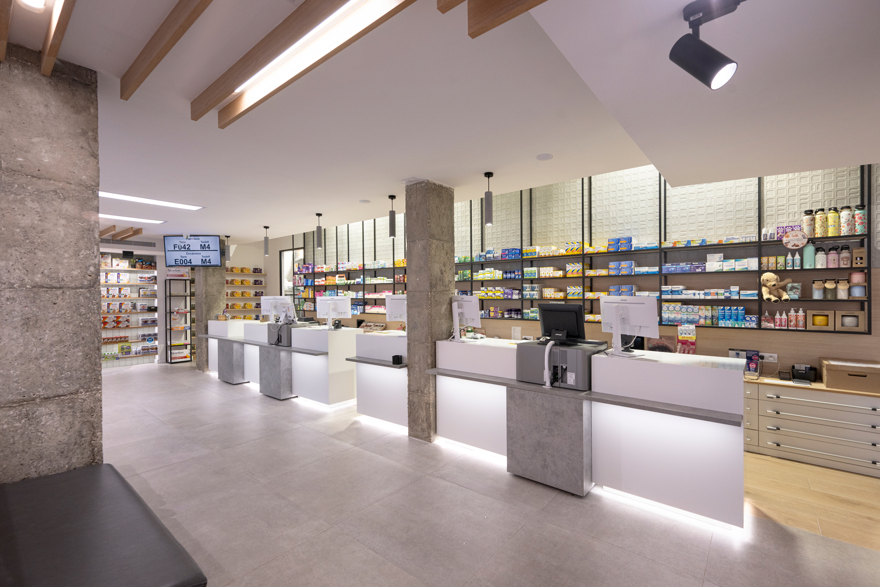 Mostradores de rápido acceso en Farmacia Brustenga por Inside Pharmacy.
