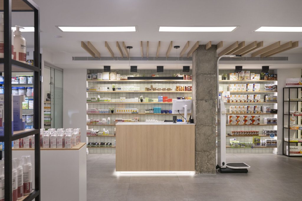 Interior de farmacia con espacio destinado a productos de nutrición y bienestar